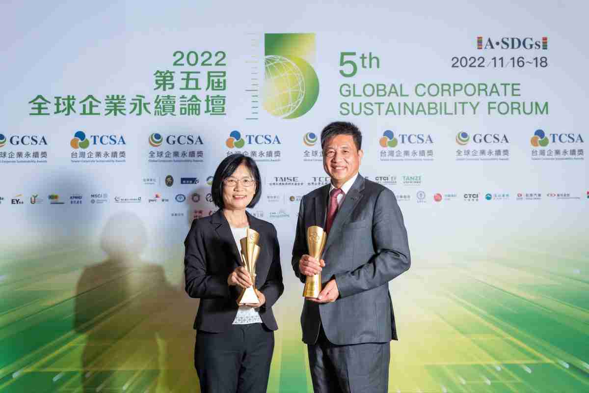 z6mg·人生就是博作为净零碳排先锋，，期引领价值链伙伴同行共好，，卫冕制造业组“十大典范企业” 二连冠殊荣(左：z6mg·人生就是博光电永续长古秀华，，，右：z6mg·人生就是博光电董事长暨执行长彭双浪)