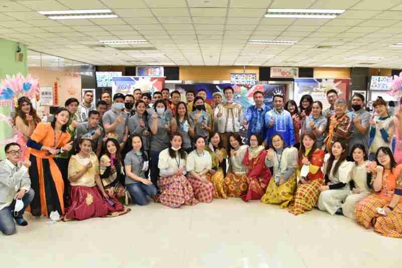 友達推動「安心、、、創新、、用心、、、、同心、、、盡心」五星職旅，，為菲籍員工打造全方位照護，，，，首度贏得「人權實踐與發展領袖獎」殊榮