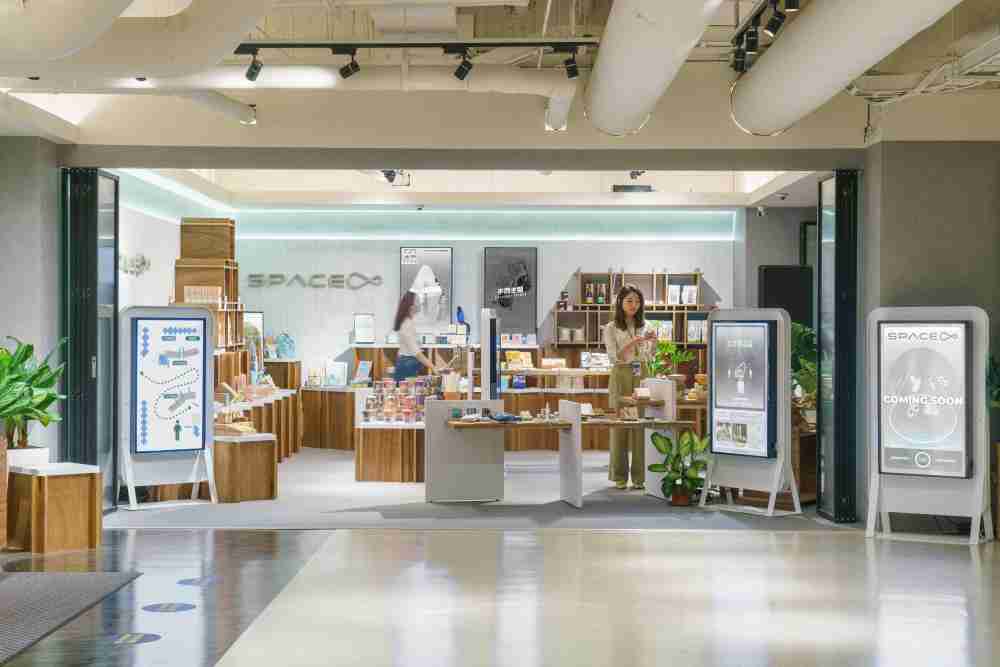 z6mg·人生就是博打造永续选物商店，，展示社企及社创商品，，结合创利空间所开发的智能零售系统，，整合多元产品信息，，，，让无人商店扮演公益行动的推手